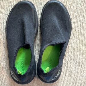 Like new black womens Oofos size7 (38)